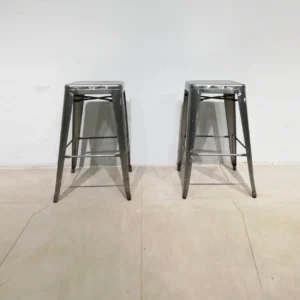 Taburetes de ocasiรณn apilables hechos de acero de 50x50x77cm de segunda mano
