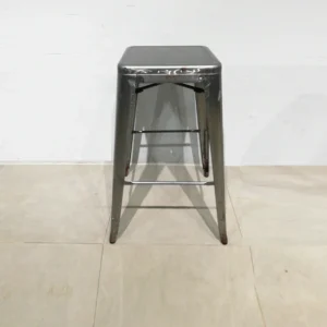Taburetes de ocasiรณn apilables hechos de acero de 50x50x77cm de segunda mano