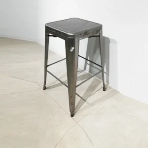 Taburetes de ocasiรณn apilables hechos de acero de 50x50x77cm de segunda mano