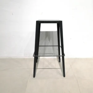 Tamboret negre d'ocasió (40x40x73cm) fet d'acer de gran resistència