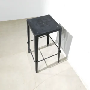 Tamboret negre d'ocasió (40x40x73cm) fet d'acer de gran resistència