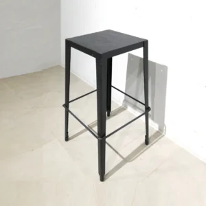 Tamboret negre d'ocasió (40x40x73cm) fet d'acer de gran resistència