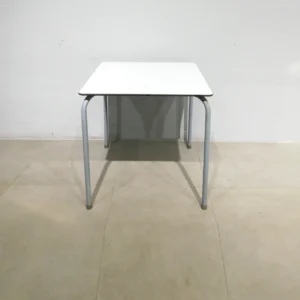 Taula de bar de 69x69x70cm feta amb base de fenòlica i potes de tub d'acer