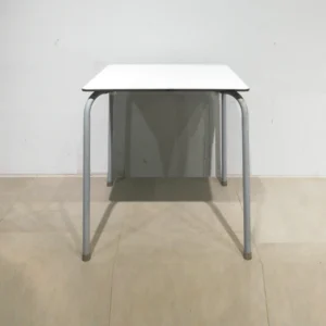 Mesa de bar de 69x69x70cm hecha con base de fenólica y patas de tubo de acero