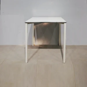 Taula de bar apilable de 69x69x70cm procedent d'una empresa en tancament