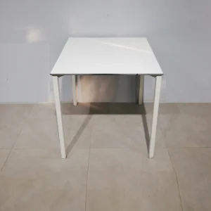 Taula de bar apilable de 69x69x70cm procedent d'una empresa en tancament