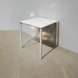 Taula de bar apilable de 69x69x70cm procedent d'una empresa en tancament