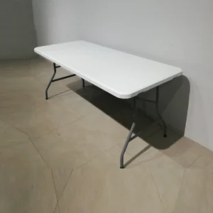 Taula plegable de plàstic 108x76x74cm procedent d'una empresa en tancament