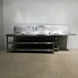 Taula de treball (300x85x129cm) d'acer inoxidable amb prestatgeria inferior i aigüera