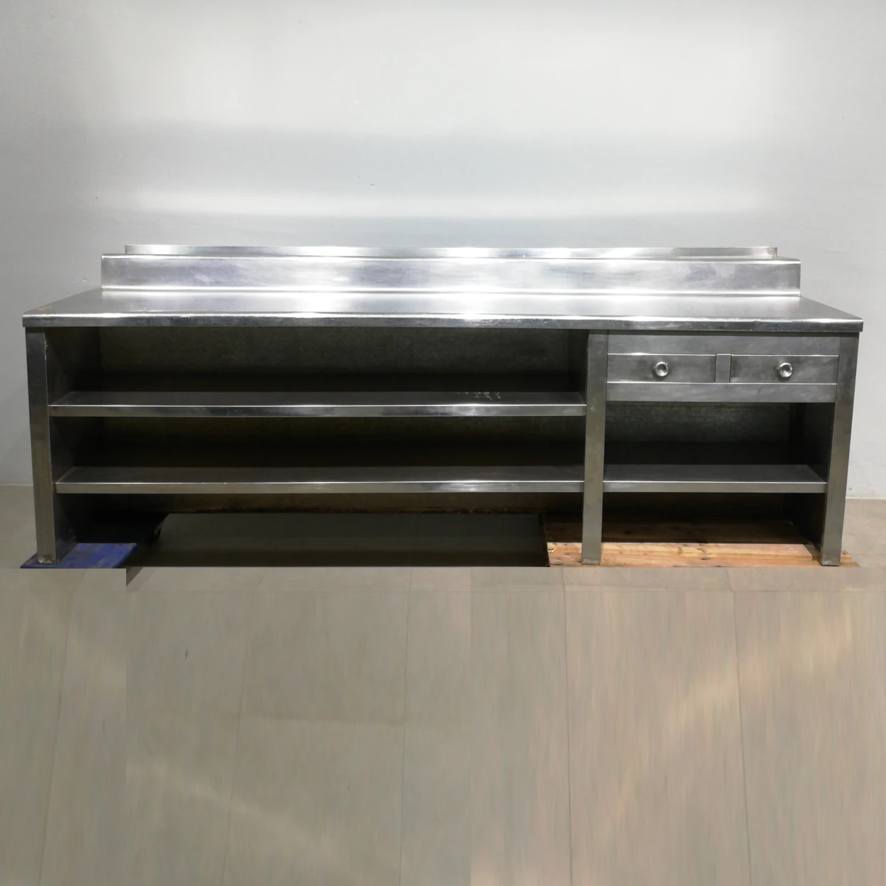 Taula d'acer inoxidable de 307x81x117cm amb 2 calaixos de gran qualitat i resistència