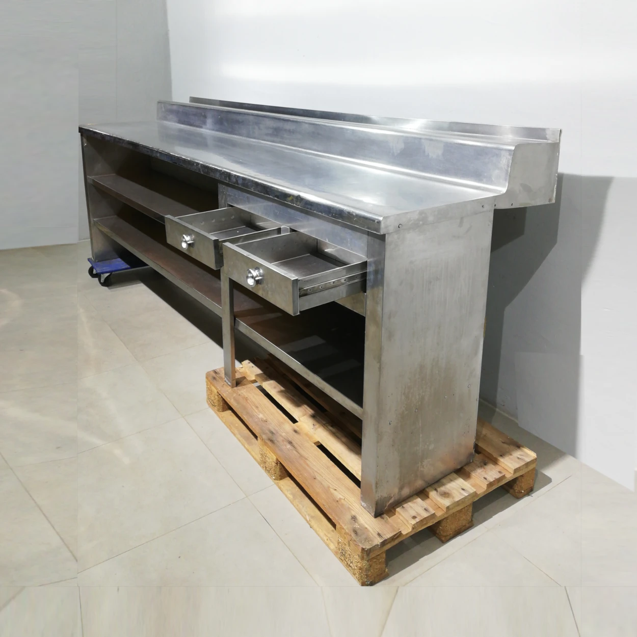 Taula d'acer inoxidable de 307x81x117cm amb 2 calaixos de gran qualitat i resistència