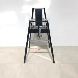 Trona infantil (51x53x91 cm) hecha de madera color negro de segunda mano