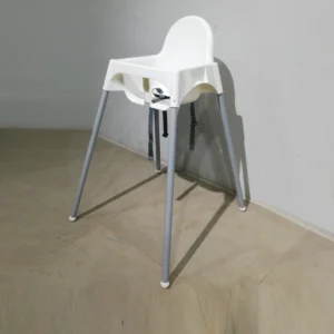 Trona infantil (55x46x102cm) d'ocasió en venda per desús en bon estat