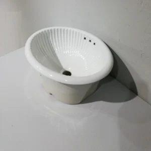 Pica de porcellana de 49x40x22cm de color blanc encastable sobre la base del moble del lavabo