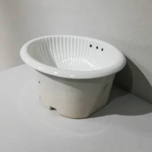 Lavamanos de porcelana de 49x40x22cm de color blanco encastable sobre la base del mueble del lavabo
