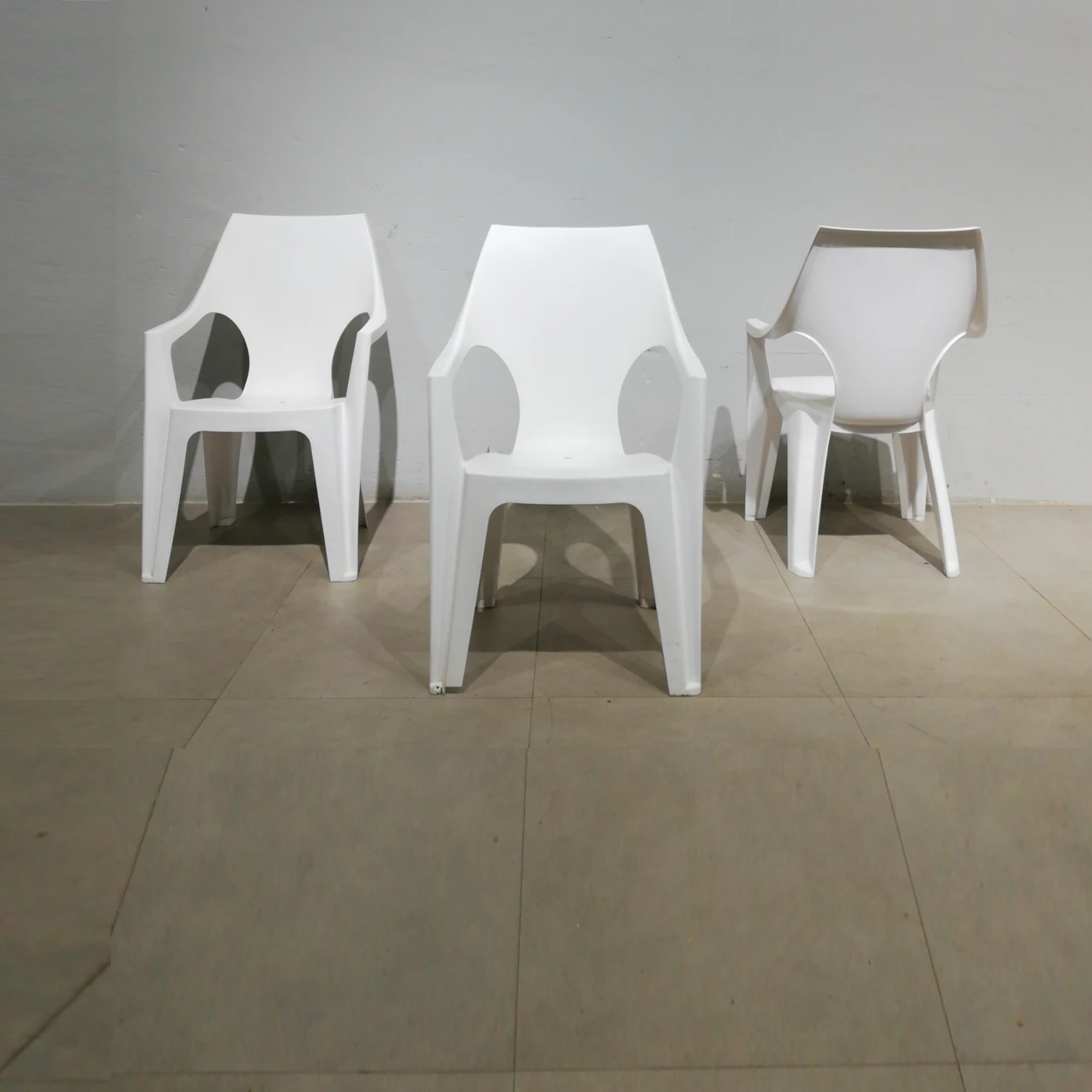 Cadira apilable de plàstic 56x57x88cm perfecta tant per a ús domèstic com professional