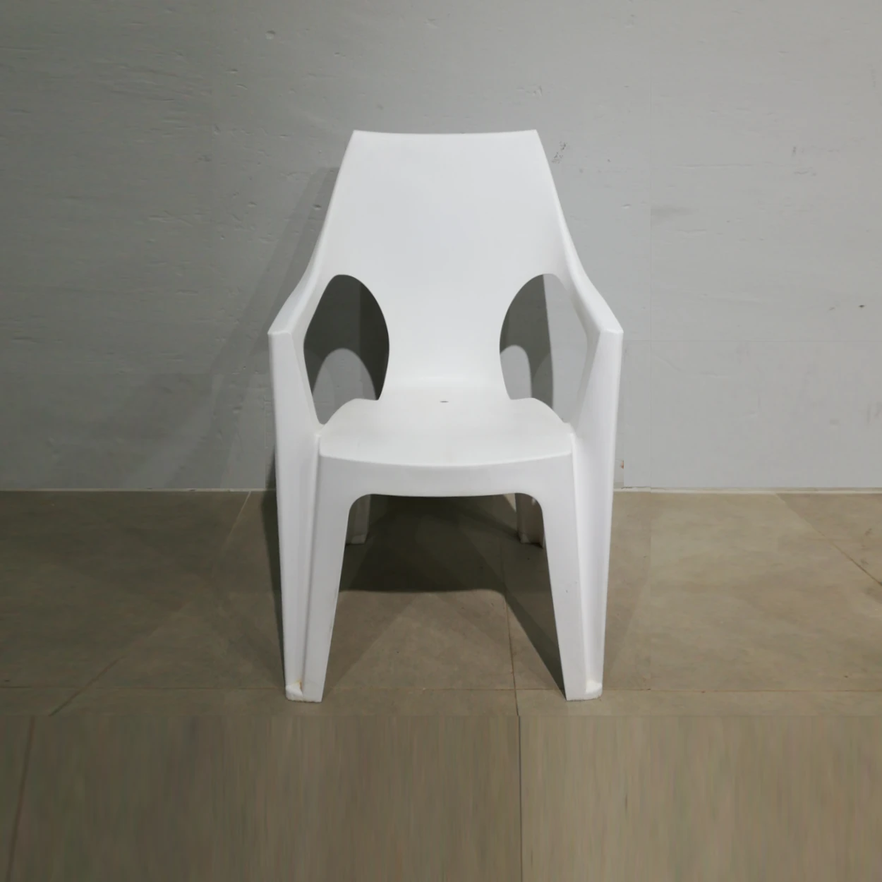 Cadira apilable de plàstic 56x57x88cm perfecta tant per a ús domèstic com professional