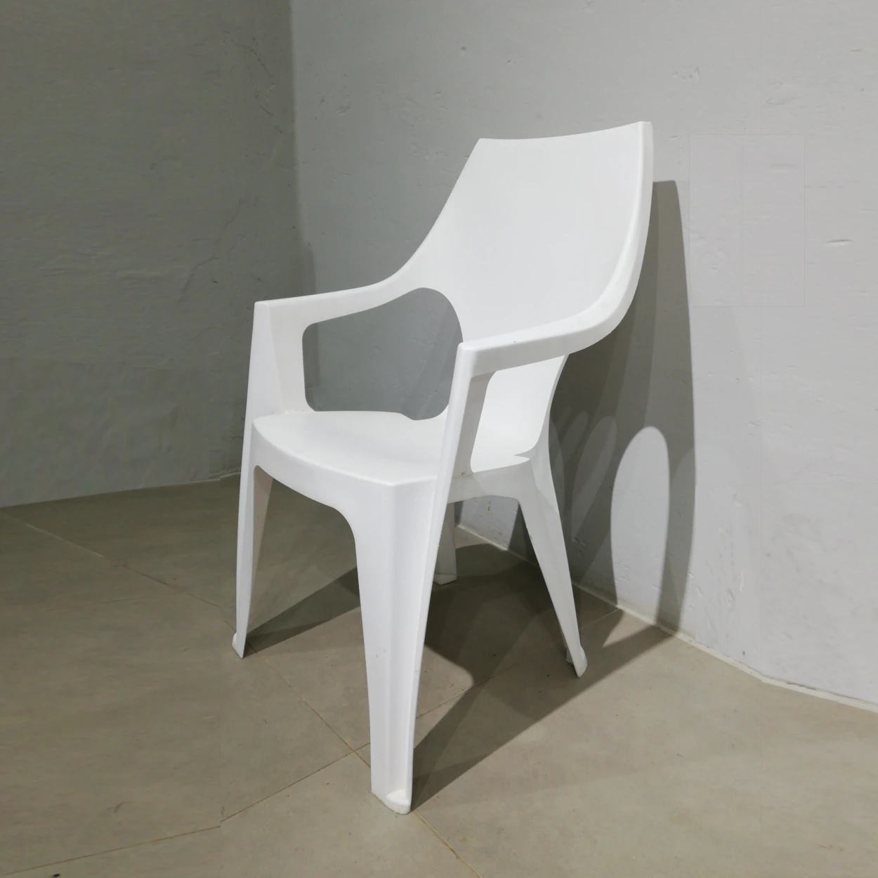 Cadira apilable de plàstic 56x57x88cm perfecta tant per a ús domèstic com professional