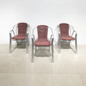 Silla apilable (25x56x73 cm) para terraza de aluminio y plรกstico de ocasiรณn en buen estado