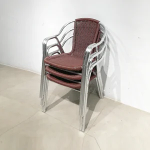 Silla apilable (25x56x73 cm) para terraza de aluminio y plรกstico de ocasiรณn en buen estado