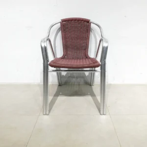 Cadira apilable (25x56x73cm) per a terrassa d'alumini i plàstic d'ocasió en bon estat