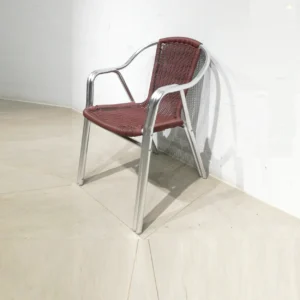 Silla apilable (25x56x73 cm) para terraza de aluminio y plรกstico de ocasiรณn en buen estado