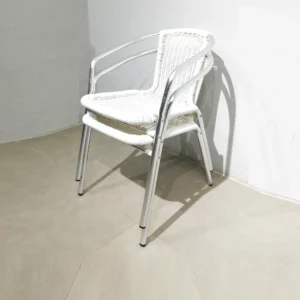 Silla blanca (25x56x73 cm) para terraza de aluminio y plástico de ocasión en buen estado