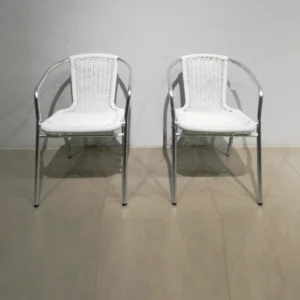 Silla blanca (25x56x73 cm) para terraza de aluminio y plástico de ocasión en buen estado