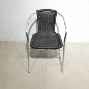 Cadira negra (25x56x73cm) per a terrassa d'alumini i plàstic d'ocasió en bon estat