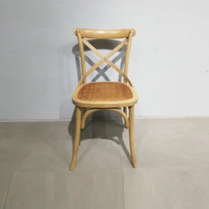 Cadira de fusta i seient de rotang (44x46x86cm) per a menjador de segona mà