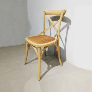 Cadira de fusta i seient de rotang (44x46x86cm) per a menjador de segona mà