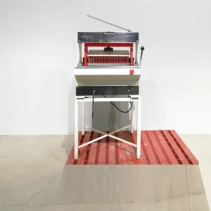 Màquina de tallar pa BONGARD 57x70x118cm procedent d’una empresa en tancament