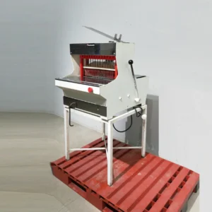 Màquina de tallar pa BONGARD 57x70x118cm procedent d’una empresa en tancament