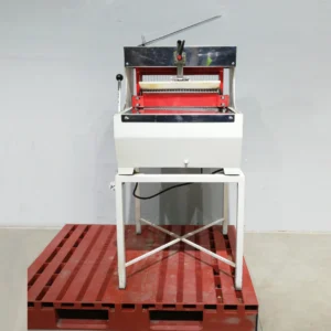 Màquina de tallar pa BONGARD 57x70x118cm procedent d’una empresa en tancament