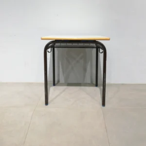Escriptori infantil (60x51x65cm) d'estructura d'acer i base de melamina amb safata
