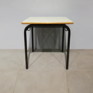 Escriptori infantil (60x51x65cm) d'estructura d'acer i base de melamina amb safata