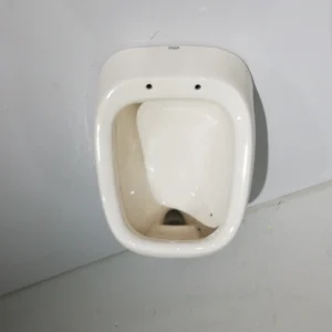 Urinari beix de 27x27x52cm d'ocasió apte tant per a ús domèstic com professional