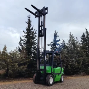 Carretilla elevadora CLARK SF25D con mastil de elevaciรณn libre de 440cm y 2500kg de capacidad en venta en cabauoportunitats.com