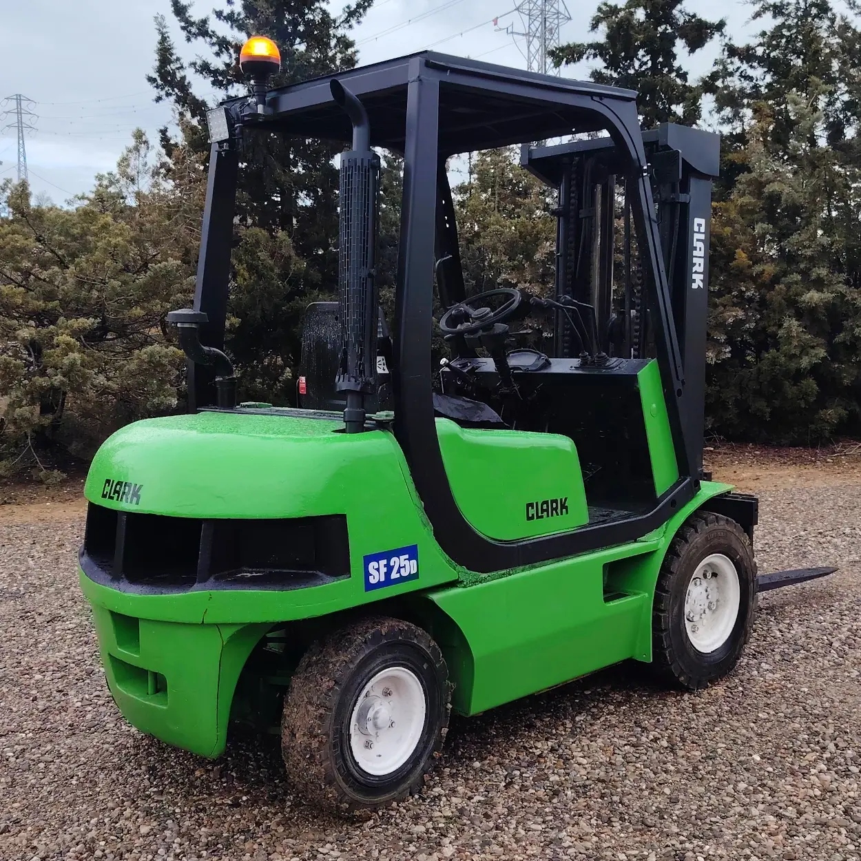 Carretilla elevadora CLARK SF25D con mastil de elevaciรณn libre de 440cm y 2500kg de capacidad en venta en cabauoportunitats.com
