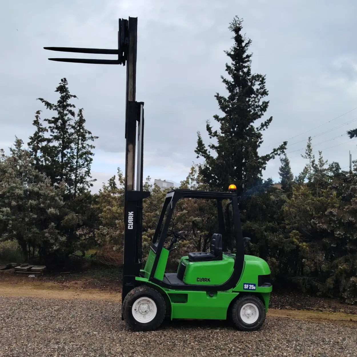 Carretilla elevadora CLARK SF25D con mastil de elevaciรณn libre de 440cm y 2500kg de capacidad en venta en cabauoportunitats.com