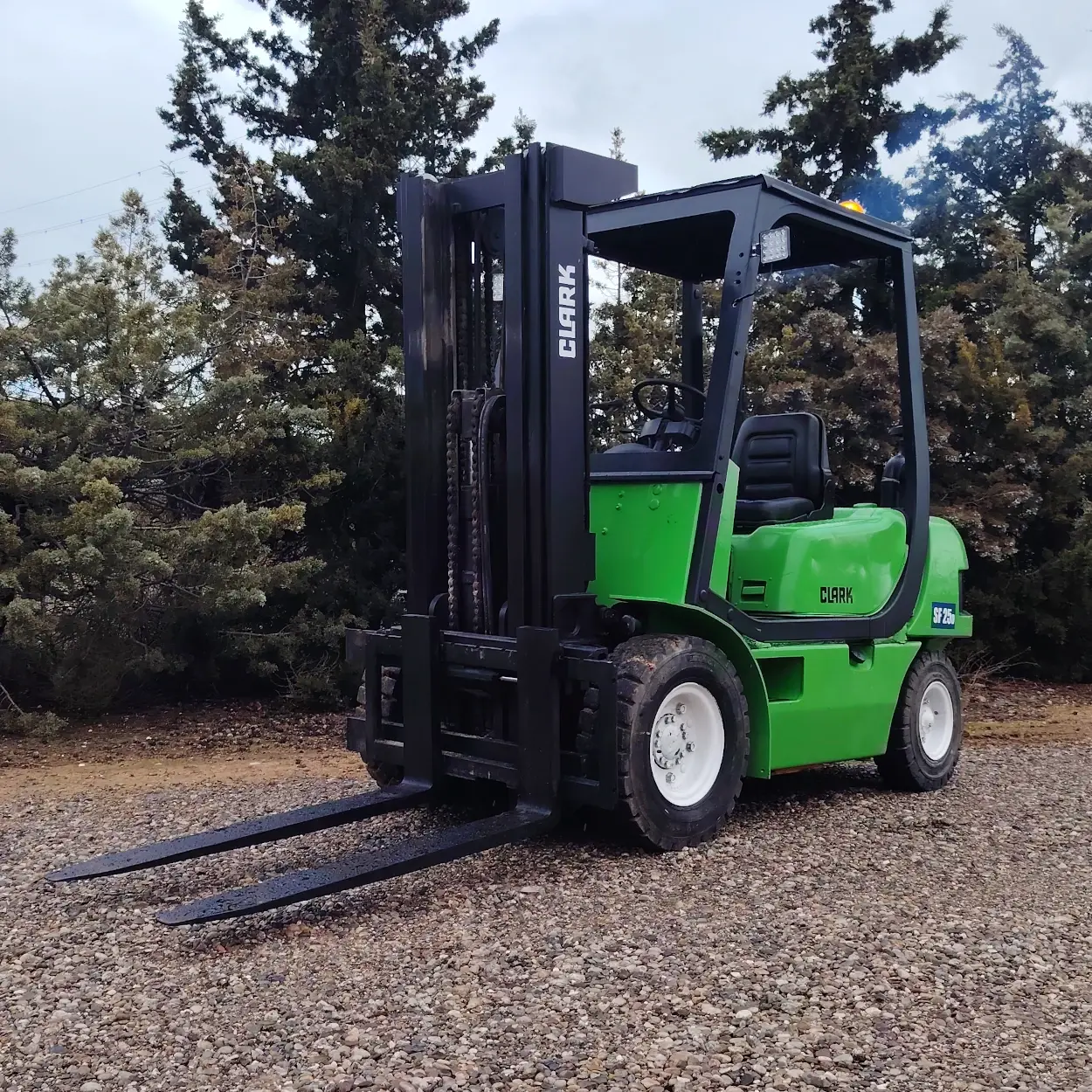 Carretilla elevadora CLARK SF25D con mastil de elevaciรณn libre de 440cm y 2500kg de capacidad en venta en cabauoportunitats.com