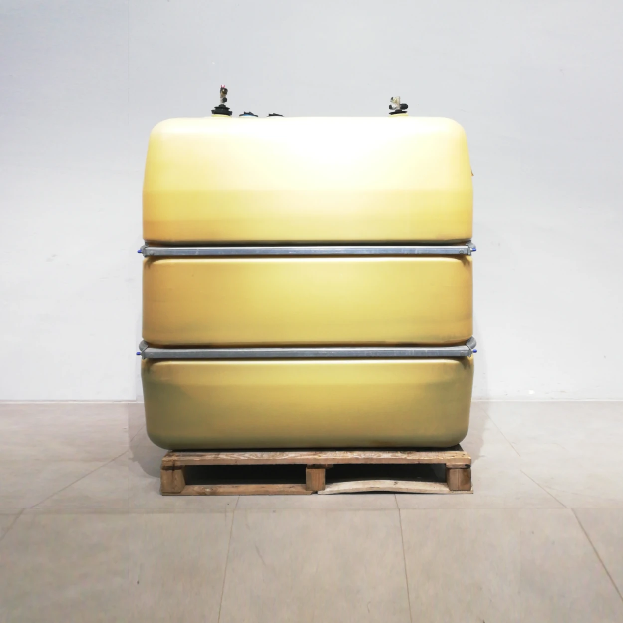 Depósito de gasoil de 1000 litros 142x66x153cm de segunda mano en buen estado