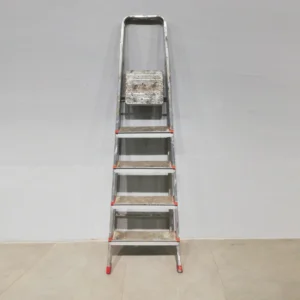 Escalera de tijera de 5 peldaños (52x118x200cm) fabricada en aluminio de gran calidad y resistencia