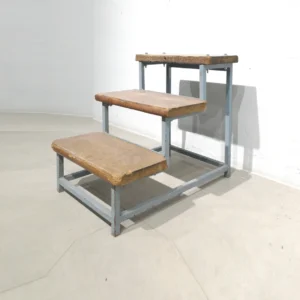 Escala de tres graons (46x63x38cm) de fusta i estructura d'acer de gran qualitat i resistència