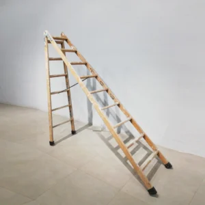 Escala de tisora de fusta de 9 graons (59x120x247cm) de gran lleugeresa i resistència