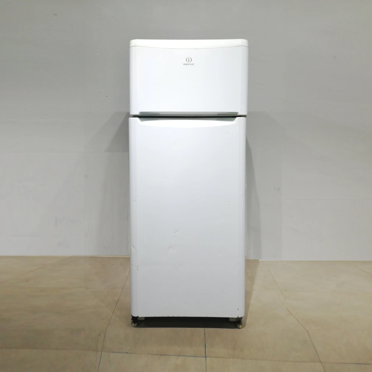 Nevera d'ocasió INDESIT T5 (GR) perfecta tant per a ús domèstic com professional