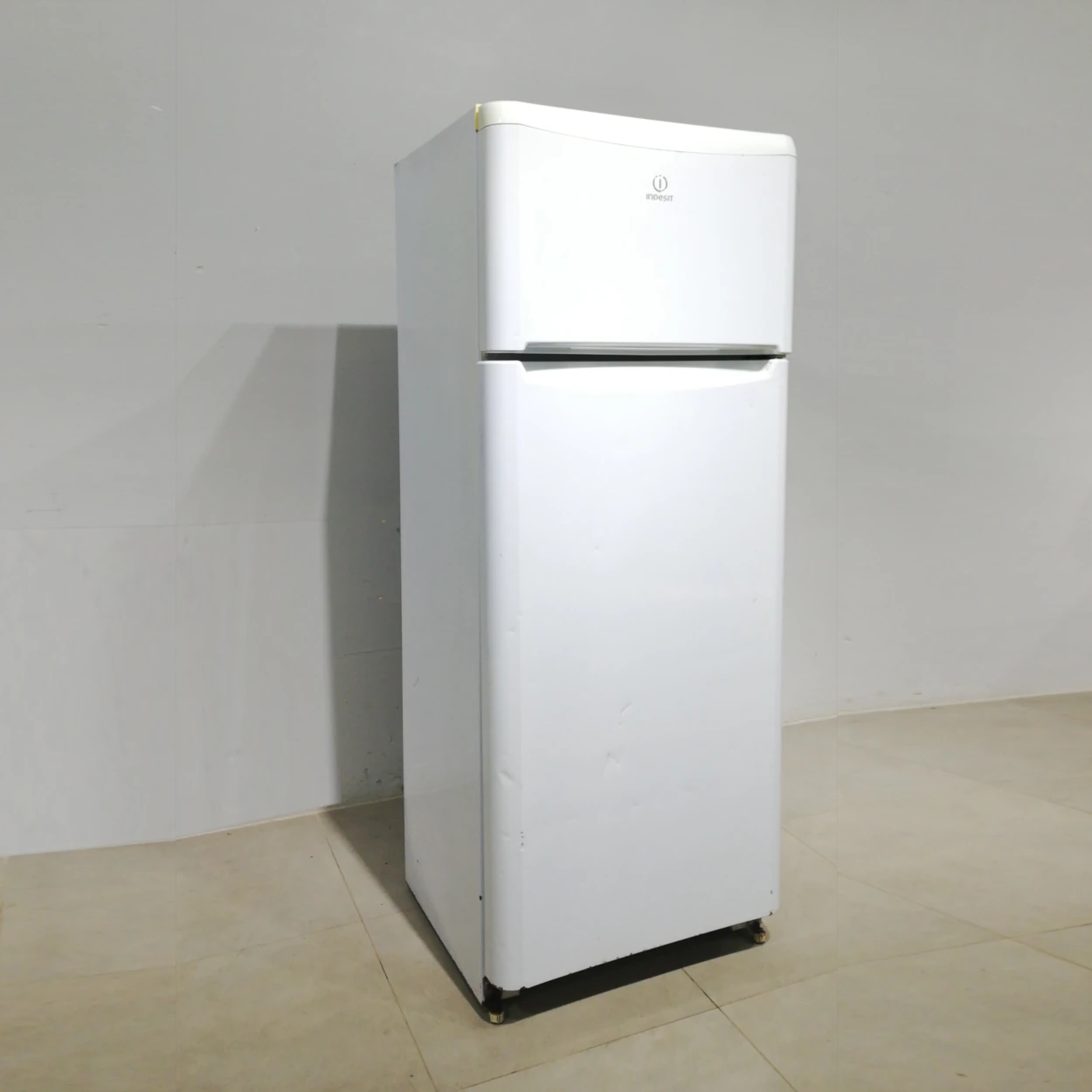 Nevera d'ocasió INDESIT T5 (GR) perfecta tant per a ús domèstic com professional