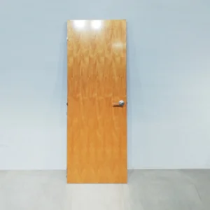 Puerta de ocasión de 73x4x203cm hecha con planchas de chapa con espejo