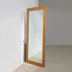 Porta d'ocasió de 73x4x203cm feta amb planxes de fullola amb mirall