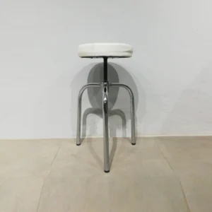 Taburete blanco de ocasión (36x36x61cm) con alzada regulable de estructura metálica y acolchado